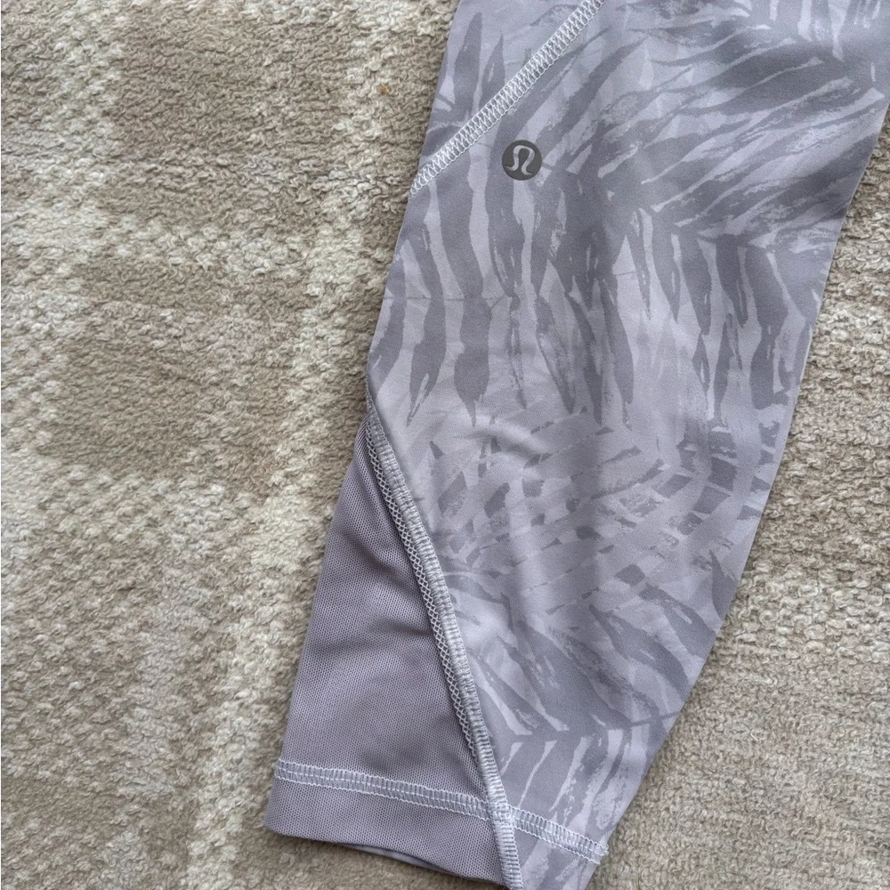 Lululemon Inspire Tight II 6 Palm Camo White‎ Nimbus Leggings